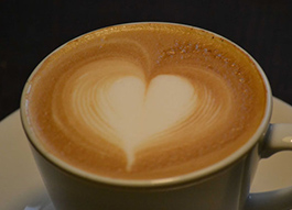 店主のラテアートを施したエスプレッソの画像