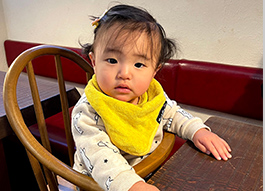 子供用椅子に座っている小さな子供の画像