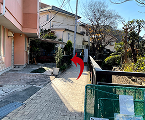 「小坪」バス停からの道順５