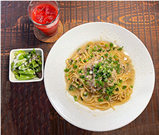 パスタ、サラダ、ドリンクの画像