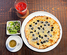 ピッツァ、サラダ、スープ、ドリンクの画像